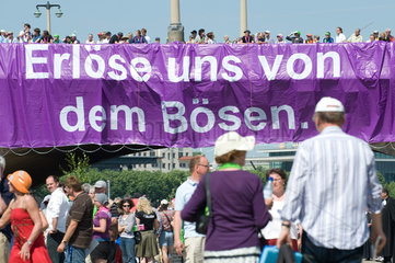 Dresden  Deutschland  Banner mit der Aufschrift: Erloese uns von dem Boesen