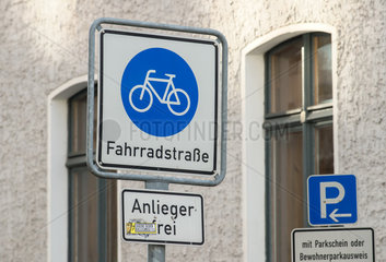 Berlin  Deutschland  Beschilderung einer Fahrradstrasse