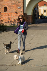 Thorn  Polen  junge Frau geht mit zwei Hunden in der Altstadt Gassi