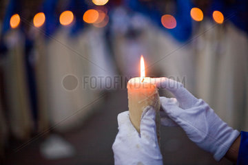 Sevilla  Spanien  Glaeubiger mit einer Kerze in den Haenden