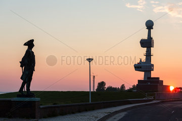 Emden  Deutschland  Statue von Friedrich dem Grossen und Leuchtturm Knock bei Sonnenuntergang