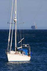 Solvang  USA  Segelboot  im Hintergrund eine Bohrinsel