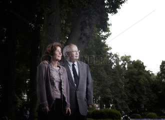 Berlin  Deutschland  Journalistin Beate Klarsfeld mit ihrem Ehemann Serge Klarsfeld