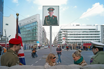 Berlin  Deutschland  als Soldaten verkleidete Schauspieler am Checkpoint Charlie