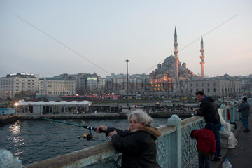 Istanbul  Tuerkei  Einheimische angeln auf der Galatabruecke am Goldenen Horn