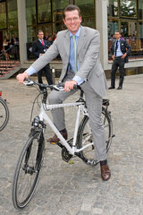 Berlin  Deutschland  Dr. Karl-Theodor zu Guttenberg mit dem Fahrrad unterwegs zum Wirtschaftstag