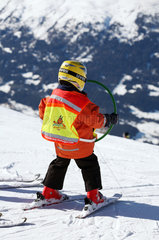 Jerzens  Oesterreich  Kind lernt Skifahren
