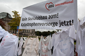 Berlin  Deutschland  Protestaktion gegen Einsparungen unter dem Motto: Das letzte Hemd