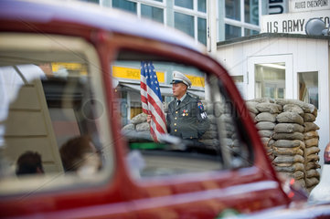 Berlin  Deutschland  ein verkleideter US-Militaerpolizist am Checkpoint Charlie