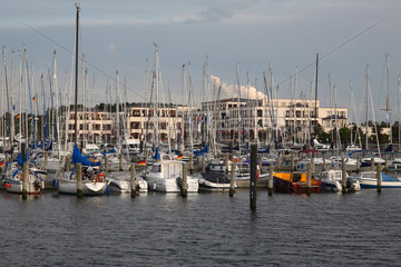 Rostock  Deutschland  Yachthafen und das Hotel Yachthafenresidenz Hohe Duene