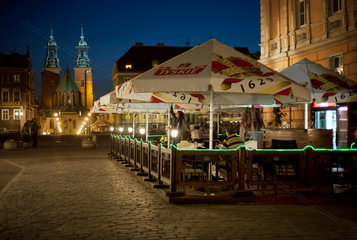 Gniezno  Polen  Strasse in der Altstadt bei Nacht