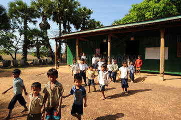 Sre Ambel  Kambodscha  Kinder verlassen ein aus Wellblech gebautes Schulgebaeude