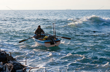 Bogliasco  Italien  Angler mit Boot an der ligurischen Mittelmeerkueste