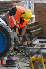 Berlin  Deutschland  Bauarbeiter arbeitet mit einem Presslufthammer