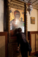 Heybeliada  Tuerkei  Glaeubige kuesst eine Ikone der Mutter Gottes