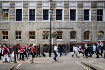 London  Grossbritannien  Passanten auf der John-Adam-Street