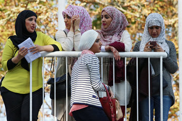 Paris  Frankreich  Arabische Frauen tragen Kopftuch