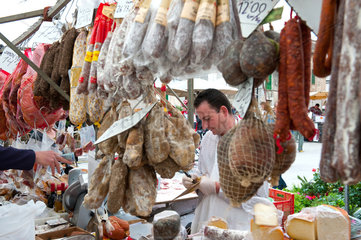 Sineu  Mallorca  Spanien  Wurstwaren auf dem Wochenmarkt