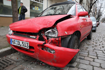 Berlin  Deutschland  Unfallauto auf der Strasse