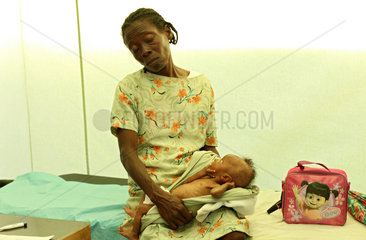 Carrefour  Haiti  eine verzweifelte Grossmutter haelt ihren kranken Enkel in den Armen