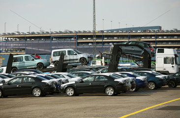 Bremerhaven  Deutschland  Neuwagen im Hafen warten auf die Verschiffung