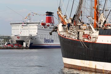 Kiel  russisches Segelschulschiff Sedow und Schweden-Faehre Stena Line