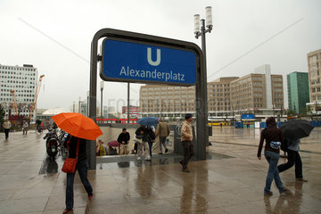 Berlin  Deutschland  verregneter Sommertag am Alexanderplatz