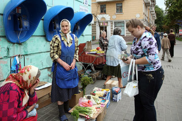 Gomel  Weissrussland  Renterinnen verkaufen Gemuese aus dem eigenen Garten