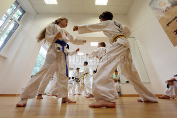 Berlin  Deutschland  Kinder in einem Taekwondo-Kurs