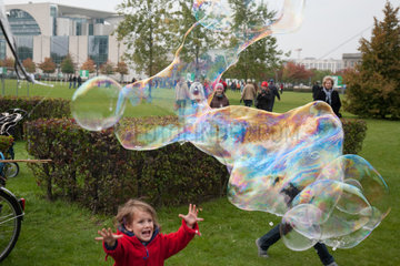 Berlin  Deutschland  Kinder spielen mit grossen Seifenblasen