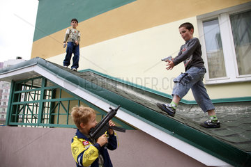 Minsk  Weissrussland  Kinder einer Wohnsiedlung spielen Krieg