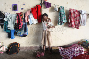 Batticaloa  Sri Lanka  Maedchen in einer Notunterkunft