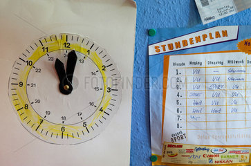 Berlin  Deutschland  Stundenplan mit einer gebastelten Uhr in einem Kinderzimmer