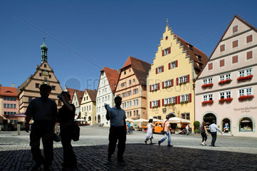 Rothenburg ob der Tauber  Deutschland  asiatische Touristen auf dem Marktplatz