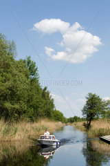 Linum  Deutschland  Mann im Motorboot auf einem Fischteich in Linum
