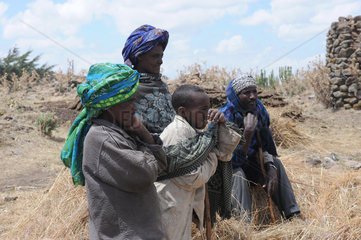 Mangudo  Aethiopien  eine Familie auf dem Feld