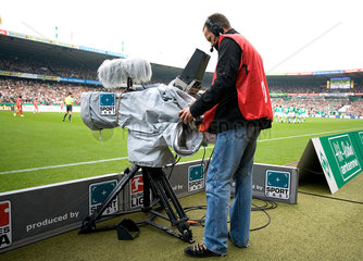 Bremen  Fernsehkamera waehrend eines Fussball-Bundesliga Spiels im Weserstadion
