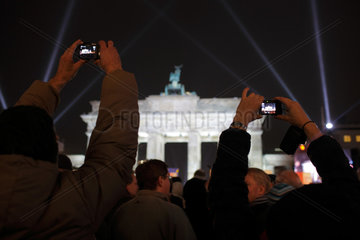 Berlin  Deutschland  Besucher fotografieren das beleuchtete Brandenburger Tor