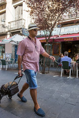 Madrid  Spanien  Mann mit Hut und Gepaeck