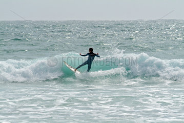 Vila do Bispo  Portugal  Surfer am Praia do Barranco