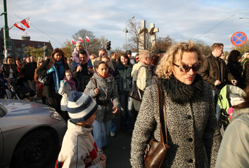Posen  Polen  Menschen auf der Strasse am Tag der Unabhaengigkeit (Swieto Niepodleglosci)