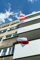 Breslau  Polen  polnische Flaggen auf Balkons eines Wohnhauses