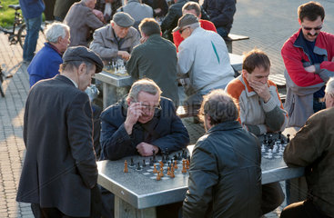 Krakau  Polen  Krakauer Maenner beim Schachspielen am Wawelberg