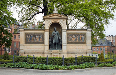Berlin  Deutschland  Denkmal Albrecht von Graefe in Berlin-Mitte