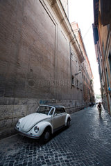 Rom  Italien  ein Volkswagen Beetle steht auf einer schmalen Strasse