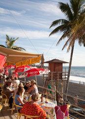 Puerto Naos  Spanien  Touristen sitzen im Cafe auf der Promenade am Strand