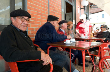 Olhao  Portugal  alte Maenner sitzen vor der Markthalle von Olhao