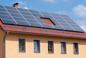 Moritzburg  Deutschland  Solaranlage auf dem Dach eines Privat-Hauses