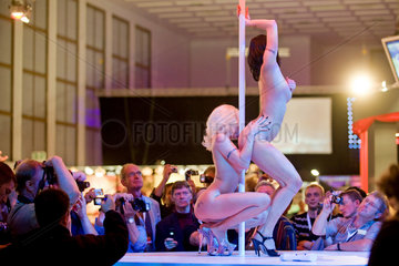 Berlin  Deutschland  Stripperinnen auf der Erotikmesse Venus 2008