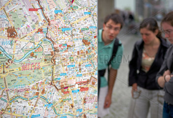 Berlin  Deutschland  Touristen betrachten einen Berliner Stadtplan